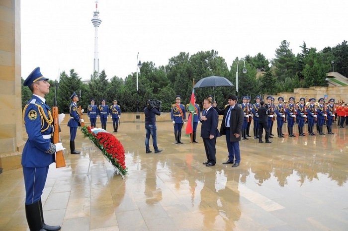 Pakistani PM pays respect to Azerbaijan’s national leader Heydar Aliyev
